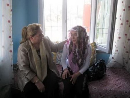 Valinin Eşi, Eşi Tarafından Terk Edilen Aileye Sahip Çıktı