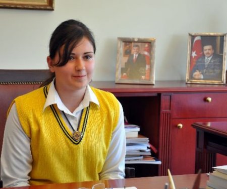 Valinin Koltuğuna Oturan Öğrenci Tarihi Eserlerin Korunmasını Ve Okullara Spor Salonu İstedi