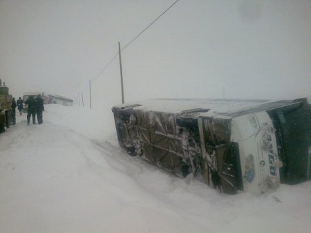 Van-artvin Seferini Yapan Yolcu Otobüsü Buzlanma Sebebiyle Yoldan Çıktı