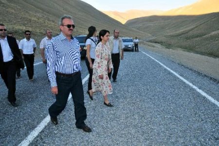 Van - Bahçesaray Yolunun Yarısı Asfaltlandı