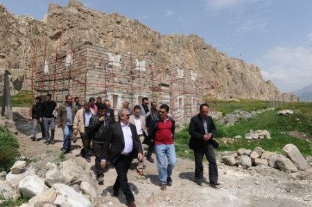 Van depreminde hasar gören tarihi yapılar restore ediliyor