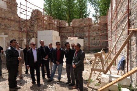 Van depreminde hasar gören tarihi yapılar restore ediliyor