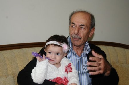 Van depreminin sembol ismi Azra bebek, yürümeye başladı