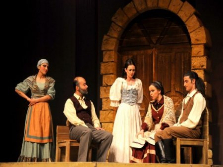 Van Devlet Tiyatroları Ekibi, Önce Çocuklar Sonra Büyükler İçin Oynadı