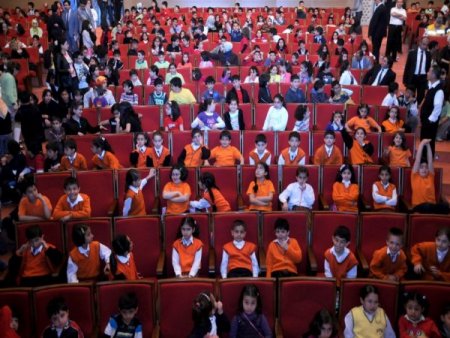 Van Devlet Tiyatroları Ekibi, Önce Çocuklar Sonra Büyükler İçin Oynadı