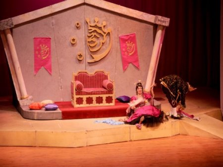 Van Devlet Tiyatroları Ekibi, Önce Çocuklar Sonra Büyükler İçin Oynadı