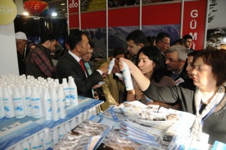 Van Gölü suyuna bayanlardan yoğun ilgi