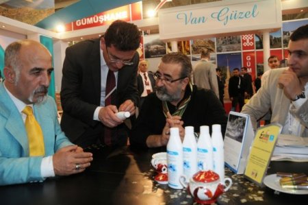 Van Gölü suyuna bayanlardan yoğun ilgi