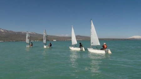 Van Gölü'nde yelken sporu antrenmanları başladı