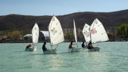 Van Gölü'nde yelken sporu antrenmanları başladı