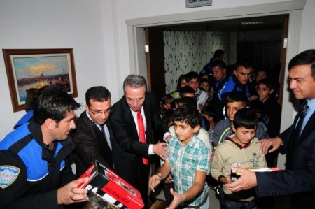 Van İl Emniyet Müdürü'ne depremzede çocuklardan bayram sürprizi