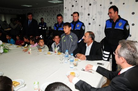Van İl Emniyet Müdürü'ne depremzede çocuklardan bayram sürprizi
