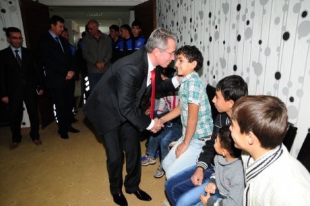 Van İl Emniyet Müdürü'ne depremzede çocuklardan bayram sürprizi