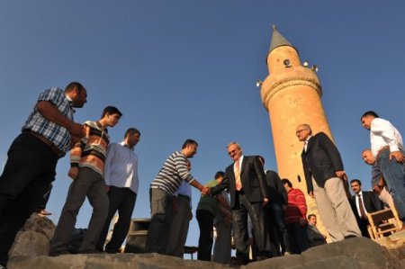 Van Kalesi'ndeki Süleyman Han Camii'nde 97 Yıl Sonra Bayram Namazı Kılındı