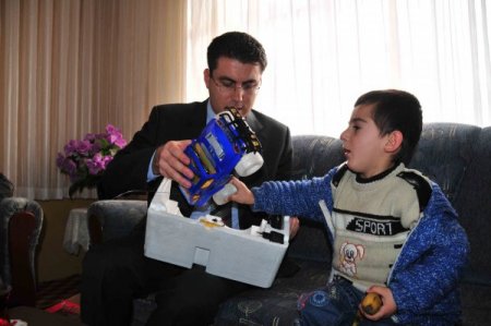 Van Vali Yardımcısı Demirbaş, Eline Bomba Tutuşturulan Çocuğu Ziyaret Etti
