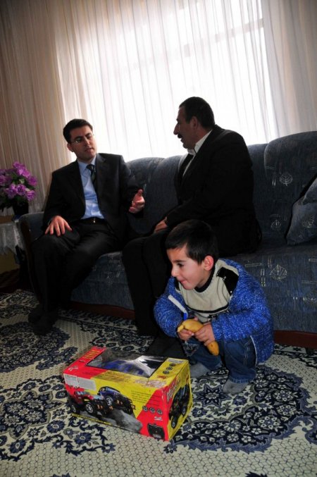 Van Vali Yardımcısı Demirbaş, Eline Bomba Tutuşturulan Çocuğu Ziyaret Etti