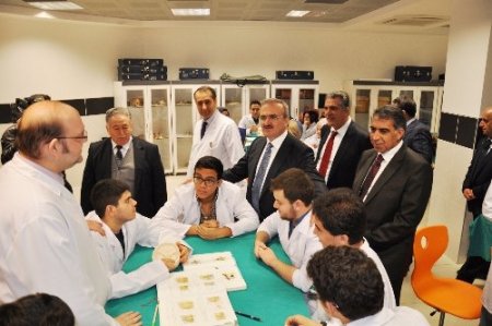 Van Valisi Karaloğlu, İzmir'de Şifa Üniversitesi’ni ziyaret etti