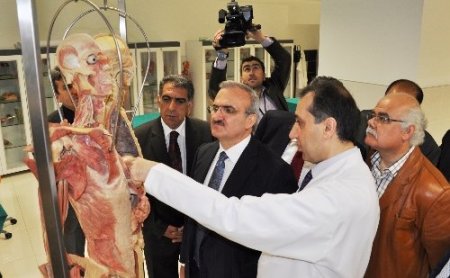 Van Valisi Karaloğlu, İzmir'de Şifa Üniversitesi’ni ziyaret etti