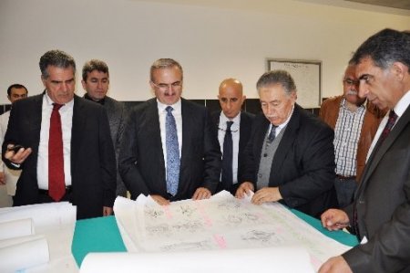 Van Valisi Karaloğlu, İzmir'de Şifa Üniversitesi’ni ziyaret etti
