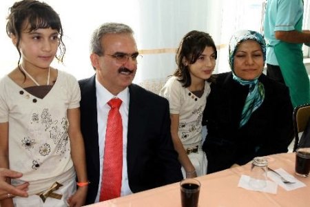 Van Valisi Karaloğlu: Bayramı Vesile Yaparak Kan Davalarını Çözelim