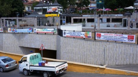 'Van’a Yardım Malzemeleri Otoparkta Çürüyor' İddiası