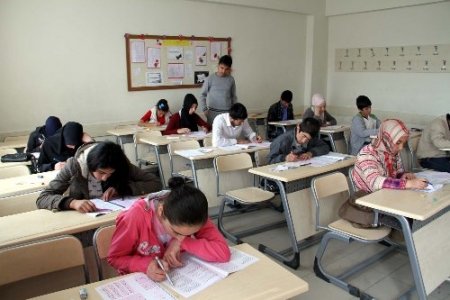 Van'da 24 bin kişi Peygamber Efendimiz'in (sas) hayatından sınava girdi