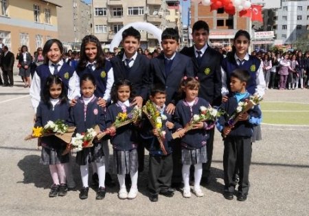 Van'da 270 Bin Öğrenci Ve 7 Bin 500 Öğretmen Ders Başı Yaptı