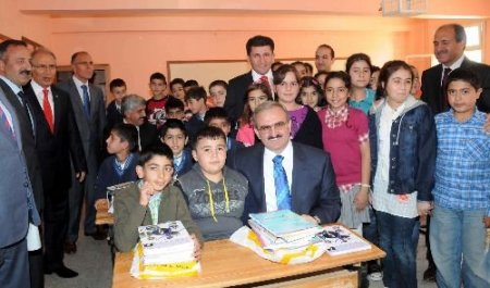 Van'da 270 Bin Öğrenci Ve 7 Bin 500 Öğretmen Ders Başı Yaptı