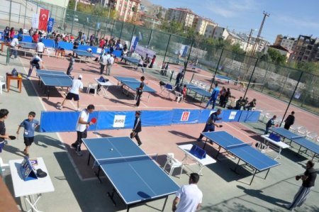 Van'da açık hava masa tenisi turnuvasına yoğun ilgi