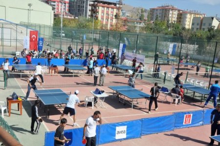 Van'da açık hava masa tenisi turnuvasına yoğun ilgi