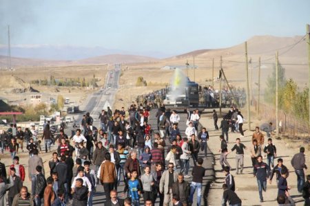 Van'da açlık grevi eylemcilerine destek gösterisi yapıldı