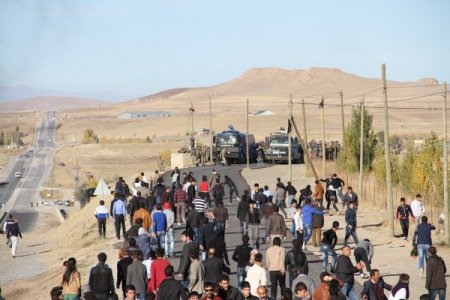 Van'da açlık grevi eylemcilerine destek gösterisi yapıldı