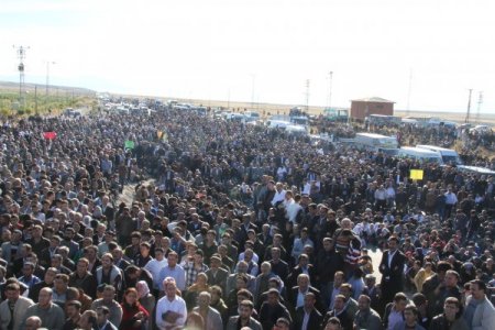 Van'da açlık grevi eylemcilerine destek gösterisi yapıldı