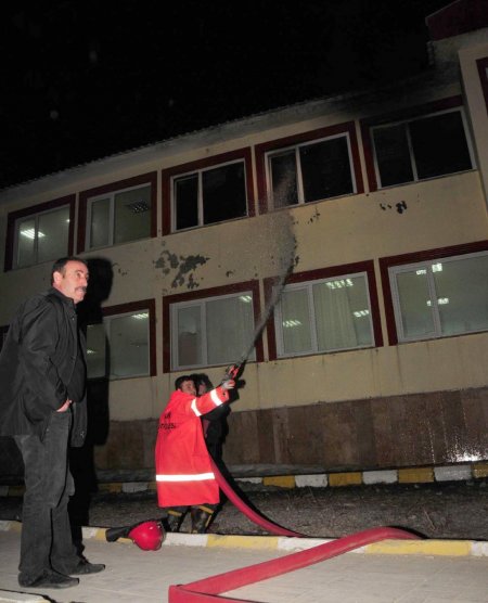 Van'da aynı okulu ikinci defa yaktılar