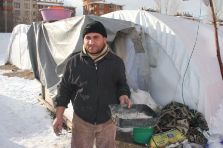 Van'da Bazı Depremzedeler Halen Çadırda Kalıyor