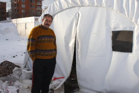 Van'da Bazı Depremzedeler Halen Çadırda Kalıyor