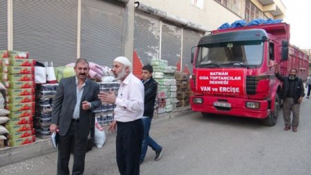 Van'da Depremi Yaşadı, Batman'a Dönüp Arkadaşlarıyla 3 Kamyon Gıda Gönderdi