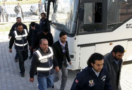 Van'da El-kaide Operasyonunda Gözaltına Alınanlar Adliyede