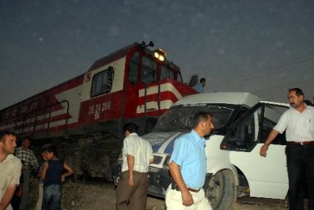 Van'da Hemzemin Geçitte Kaza: 1 Ölü, 9 Yaralı