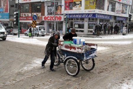 Van'da kar yağışı nedeniyle bazı uçak seferleri iptal edildi