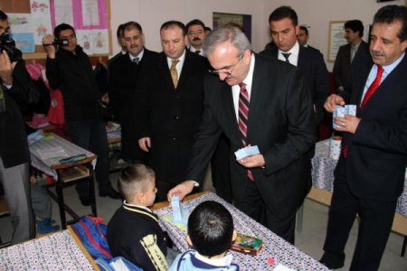 Van'da öğrencilere süt dağıtımı başladı