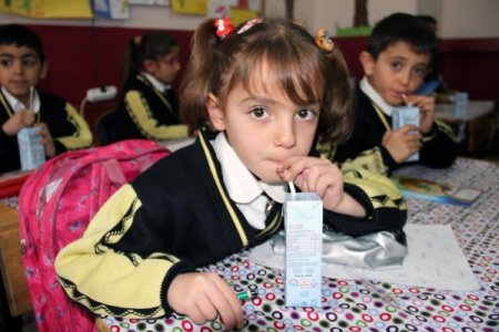 Van'da öğrencilere süt dağıtımı başladı