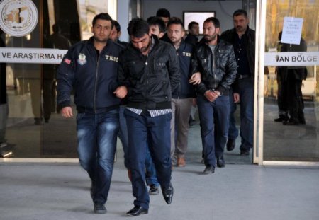 Van'da okulları yaktığı tespit edilen 23 kişi gözaltına alındı