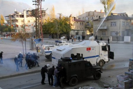 Van’da olayların ortasında kalan engelli vatandaşın yardımına polis yetişti