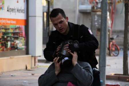 Van’da olayların ortasında kalan engelli vatandaşın yardımına polis yetişti