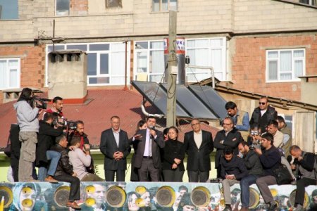 Van’da olayların ortasında kalan engelli vatandaşın yardımına polis yetişti