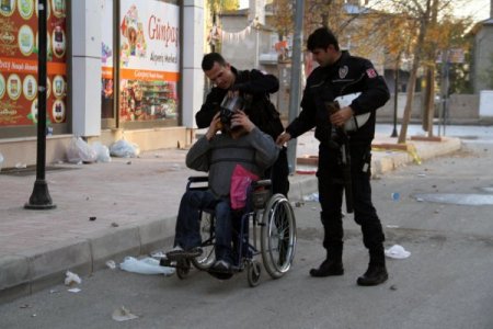 Van’da olayların ortasında kalan engelli vatandaşın yardımına polis yetişti