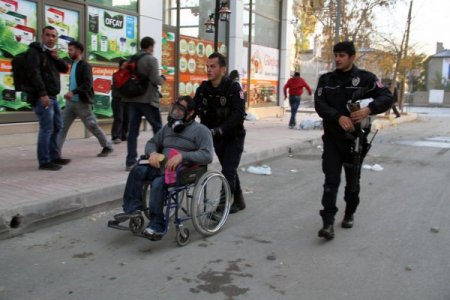 Van’da olayların ortasında kalan engelli vatandaşın yardımına polis yetişti