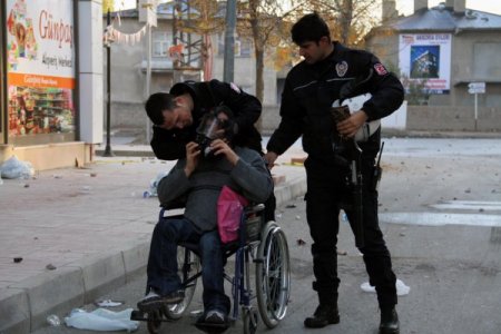 Van’da olayların ortasında kalan engelli vatandaşın yardımına polis yetişti
