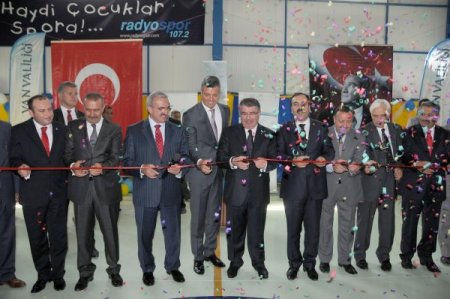 Van'da spor salonu açtı, okul sözü verdi